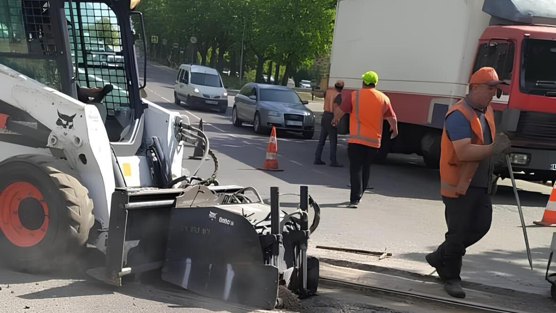 На вулиці Левандівській ремонтують залізничні переїзди: можливі ускладнення руху