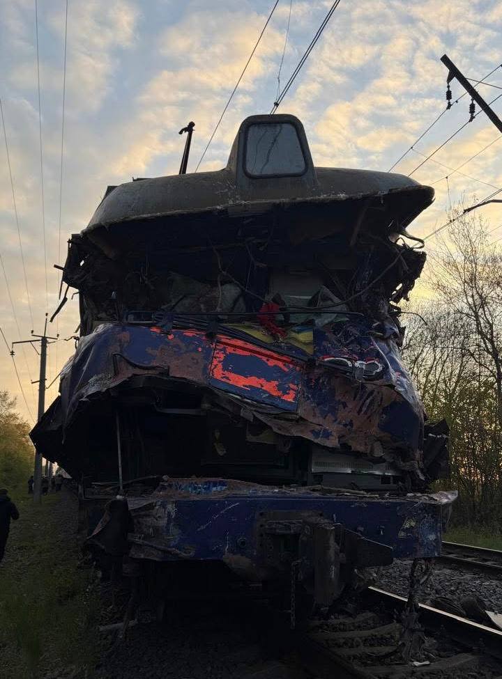 На Львівщині потяг Київ-Ужгород зійшов з рейок після зіткнення з автокраном: є загиблі та поранені