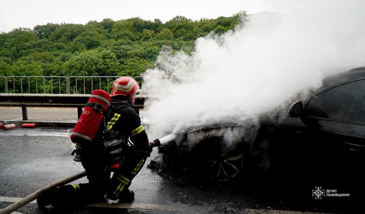 На вулиці Личаківській під час руху загорівся автомобіль: пожежу вже ліквідували