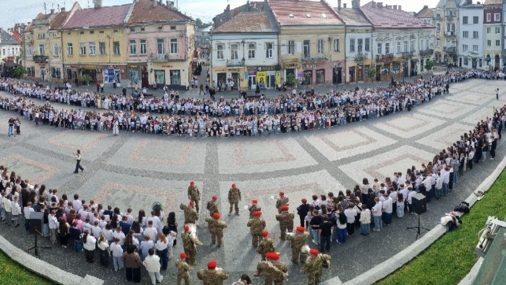 Дрогобич встановив рекорд України: 1713 вишитих рушників у живій експозиції “Мамин рушник”