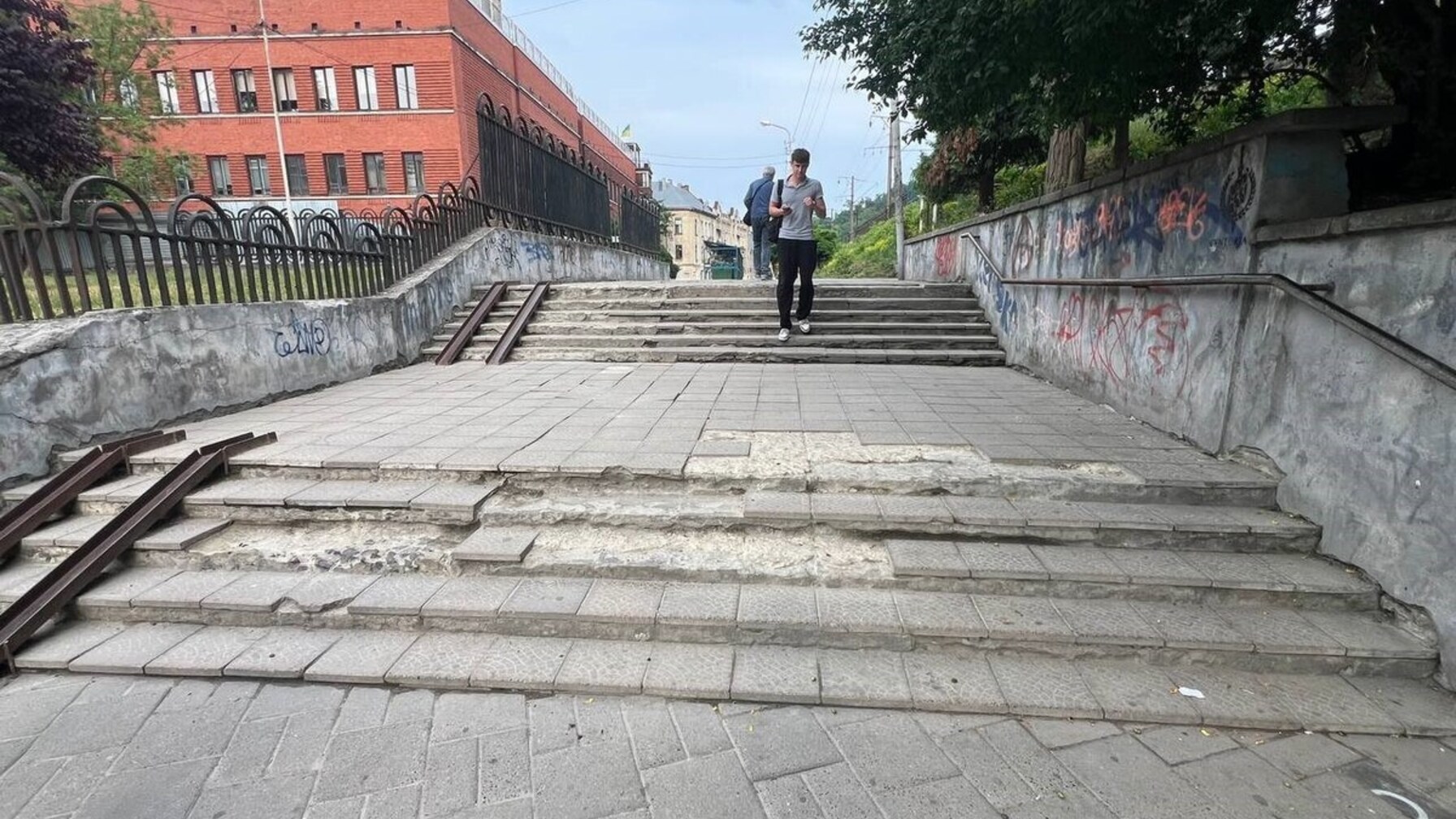 На перетині пр. Чорновола — вул. Кушевича облаштовують нові сходи, пандус та перила