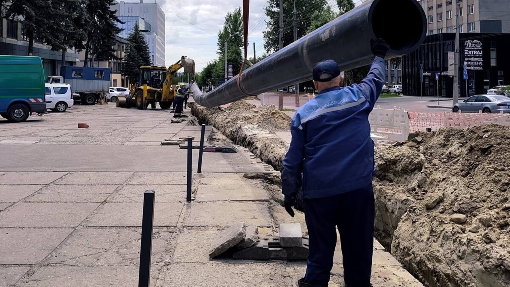 У Львові триває заміна проблемного водогону на вул. Зеленій