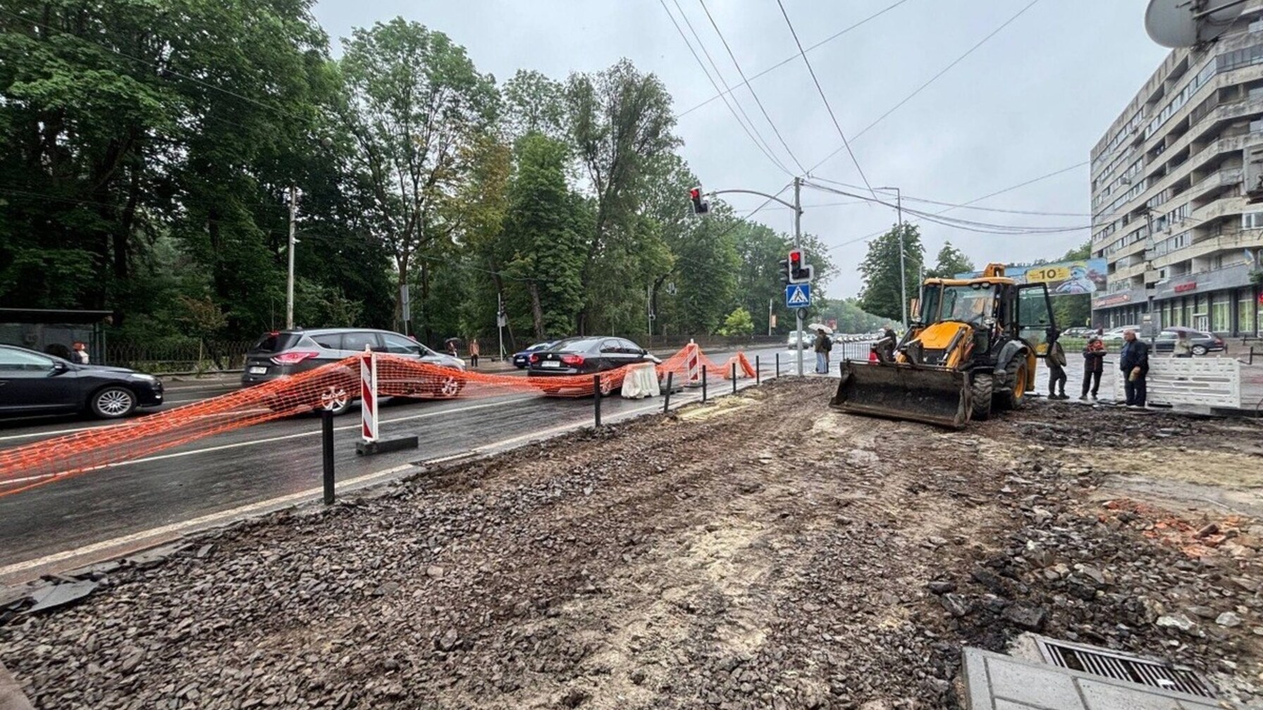 Доступна зупинка та зручні входи: на вулиці Стрийській тривають роботи з облаштування простору