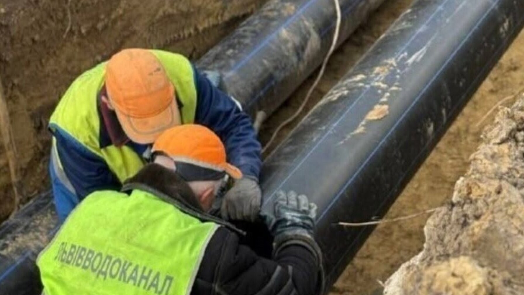 На вул. Володимира Великого замінюватимуть аварійну ділянку водопроводу: працюватиме водовоз