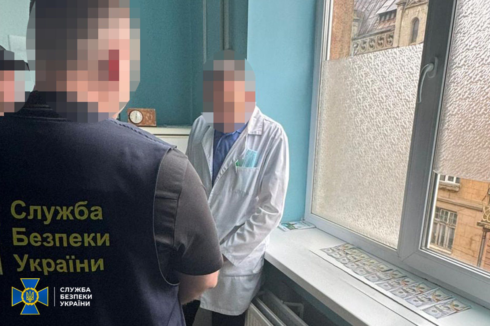 Хірург львівської лікарні вимагав 9 тисяч доларів за продовження групи інвалідності