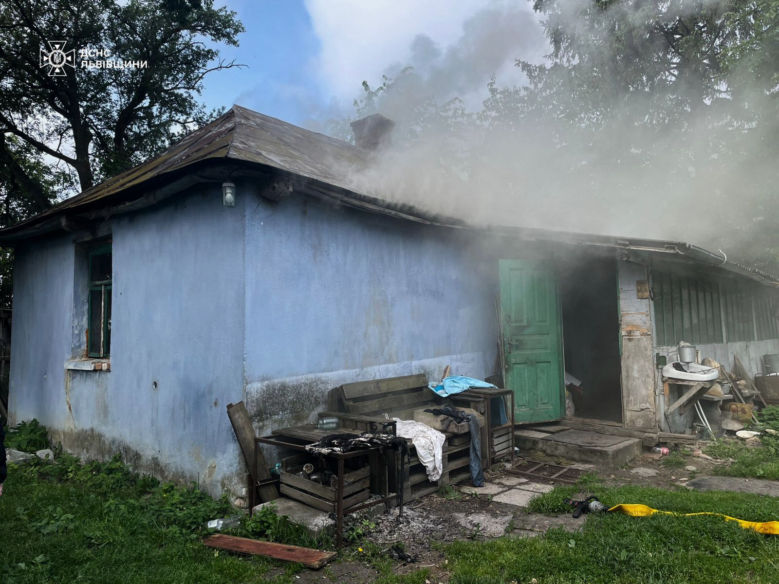Рятувальники виявили тіло загиблого чоловіка під час пожежі у Жовківській громаді