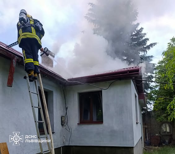 У Золочівському районі ліквідували пожежу в житловому будинку