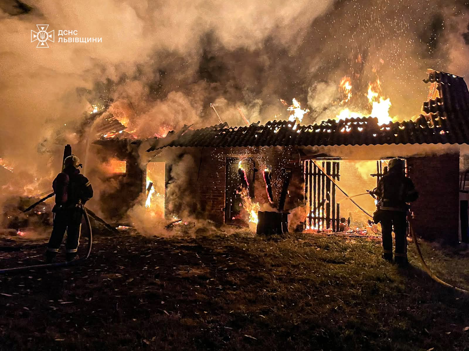 Вогонь охопив будівлю на 84 м²: на Львівщині запобігли масштабній пожежі