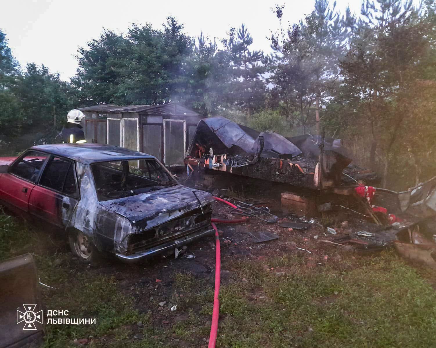 У селі на Львівщині вночі горів вулик та автомобіль