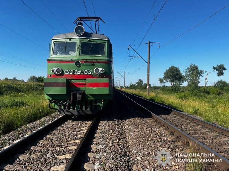 На Стрийщині поїзд наїхав на 19-річного чоловіка, який лежав на колії