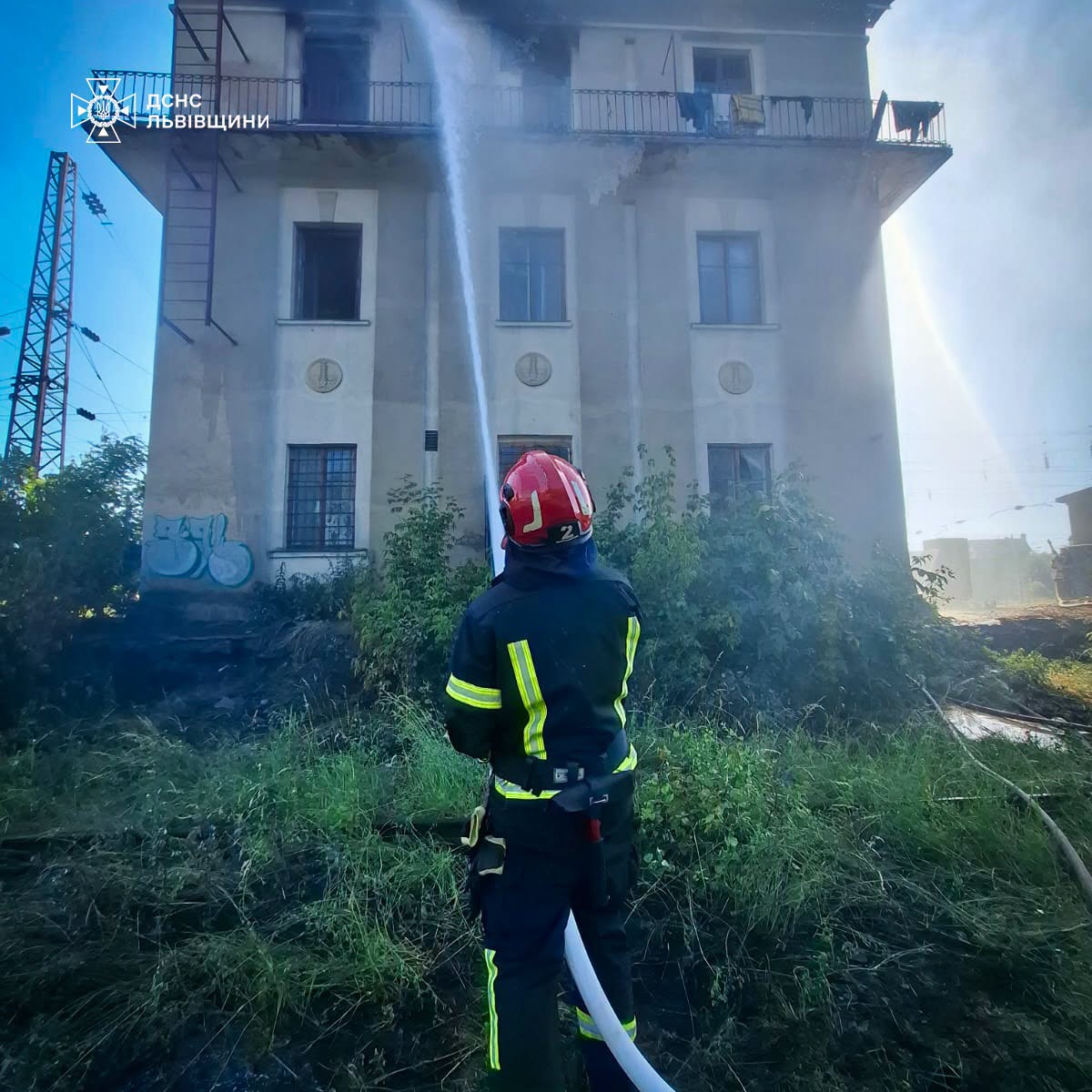У Львові на вулиці Левандівській горіла закинута будівля
