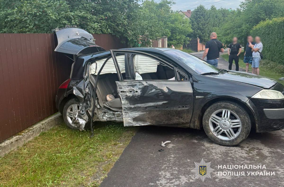 На Дрогобиччині п’яний водій в’їхав у бетонний стовп: пасажир у лікарні