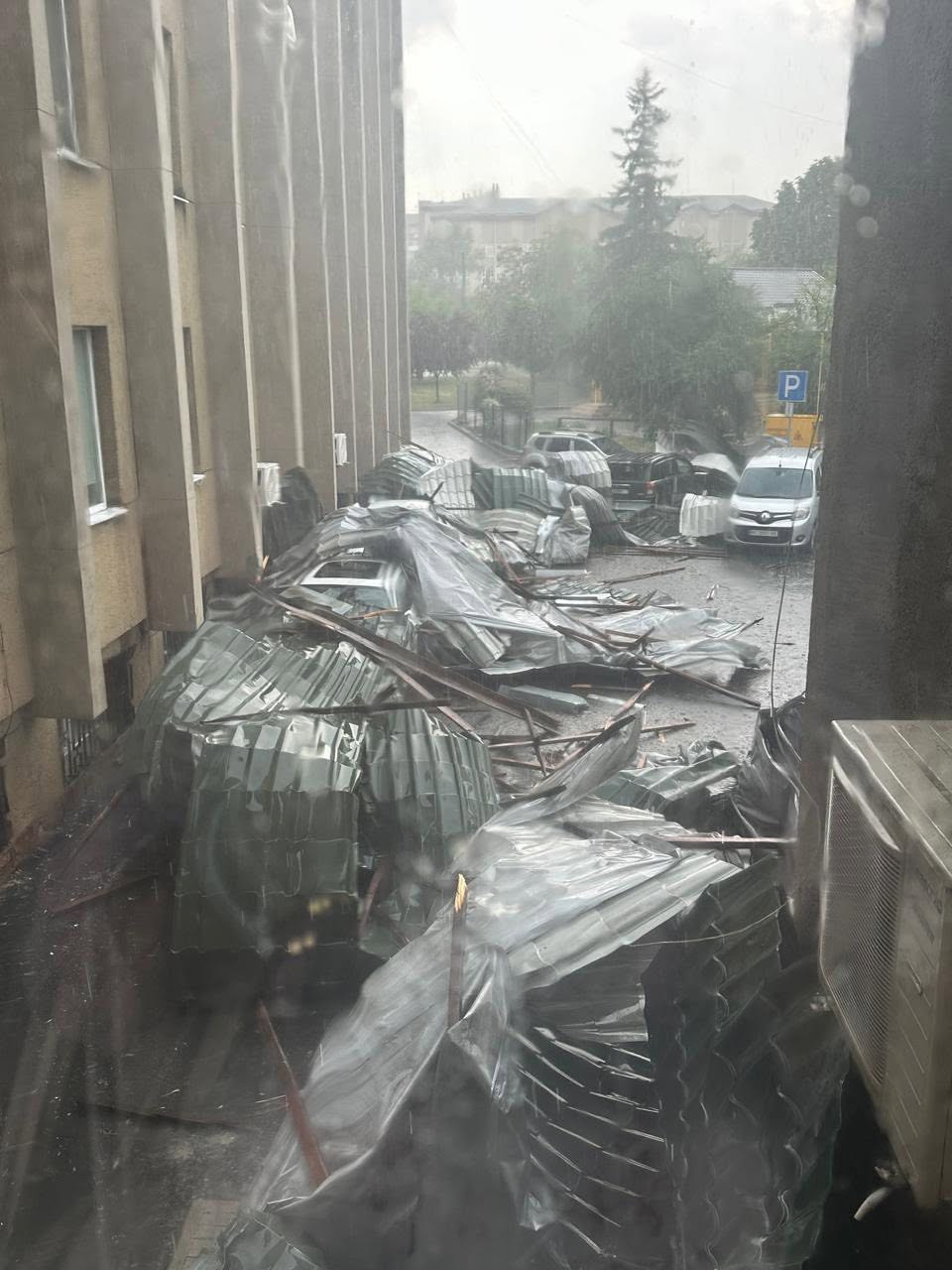 У Львові через негоду зірвало частину даху Шевченківської районної адміністрації