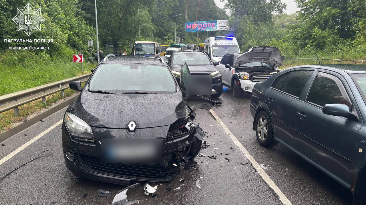 ДТП у Винниках: рух обмежений, є травмовані