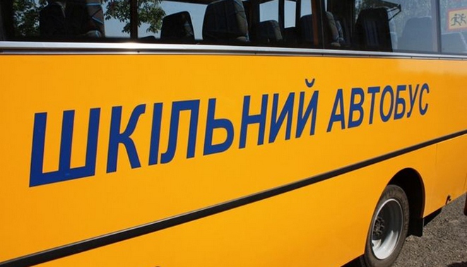 У Перемишлянах зіткнулися шкільний автобус і вантажівка: серед постраждалих – дитина