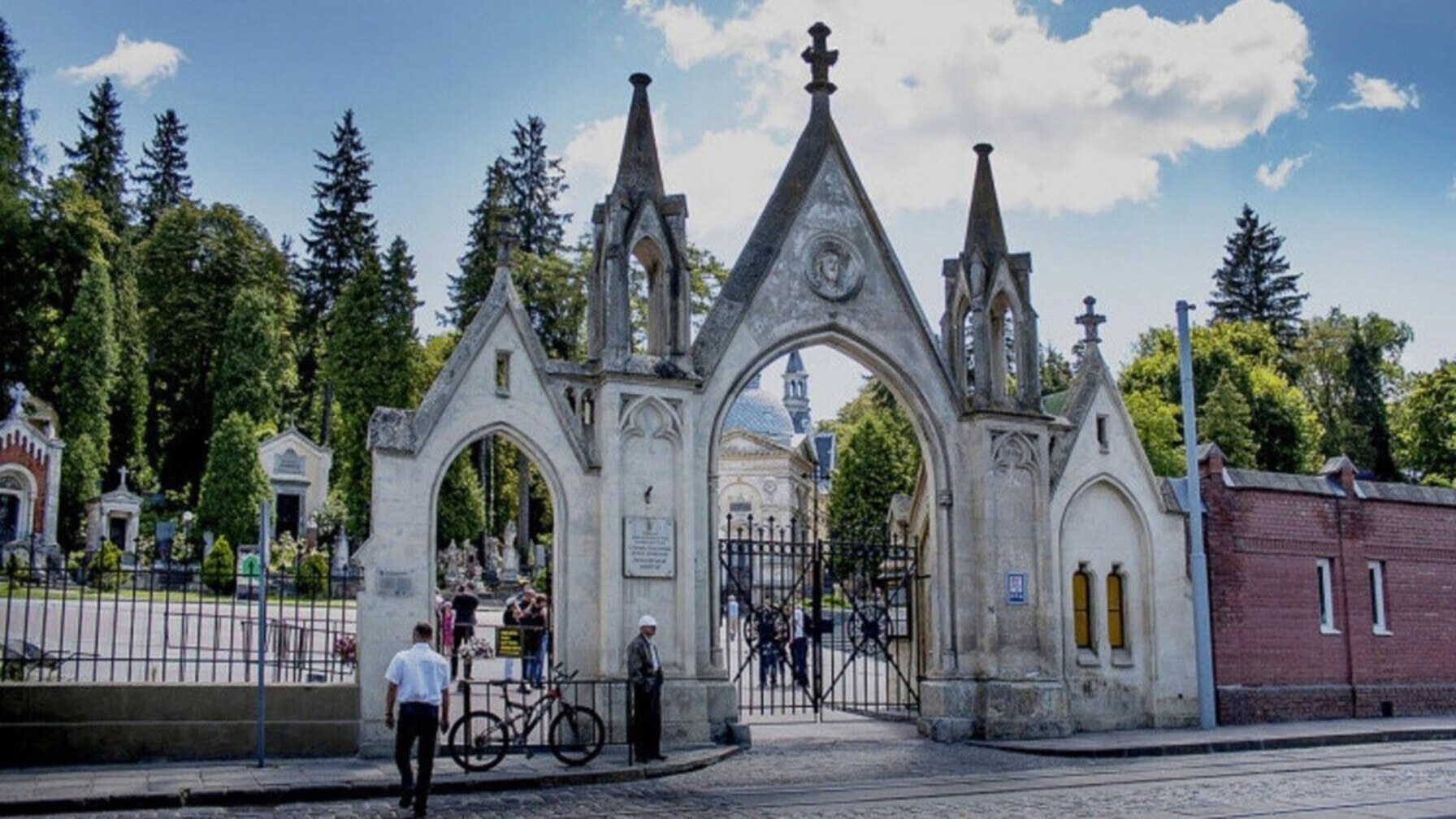 Територію Личаківського кладовища оброблятимуть від кліщів: мешканців просять утриматися від відвідування цвинтаря