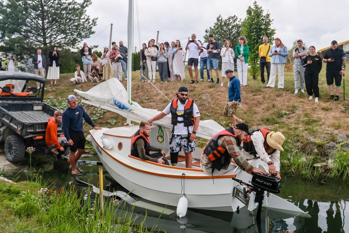 У Львові ветерани спустили на воду яхту, яку створили під час реабілітації в UNBROKEN