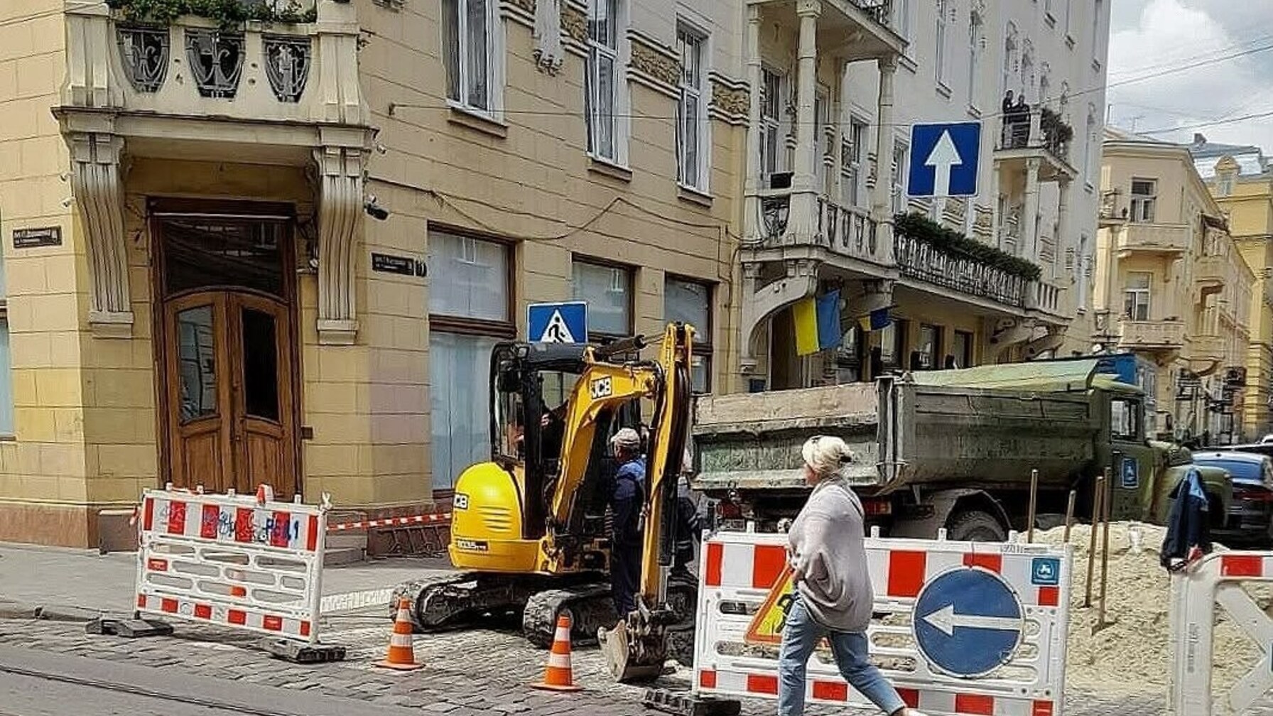 У центрі Львова через витік води на трубопроводі перекрили рух транспорту