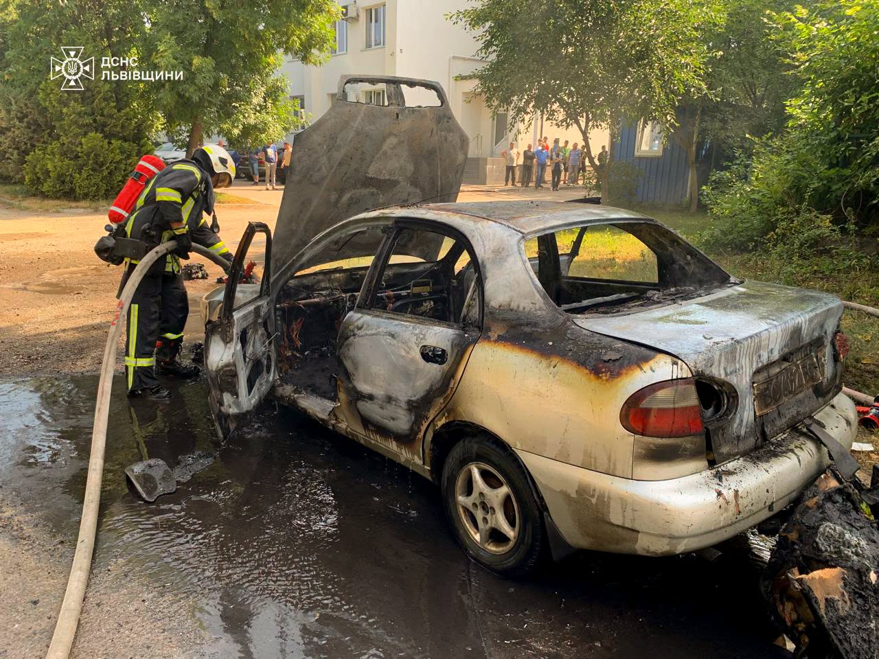 У Львові згорів автомобіль: власника госпіталізували