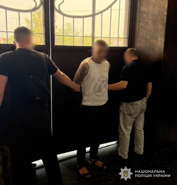 Застосував фізичне насильство та викрав сумку: у Львові затримали 40-річного жителя Дніпра
