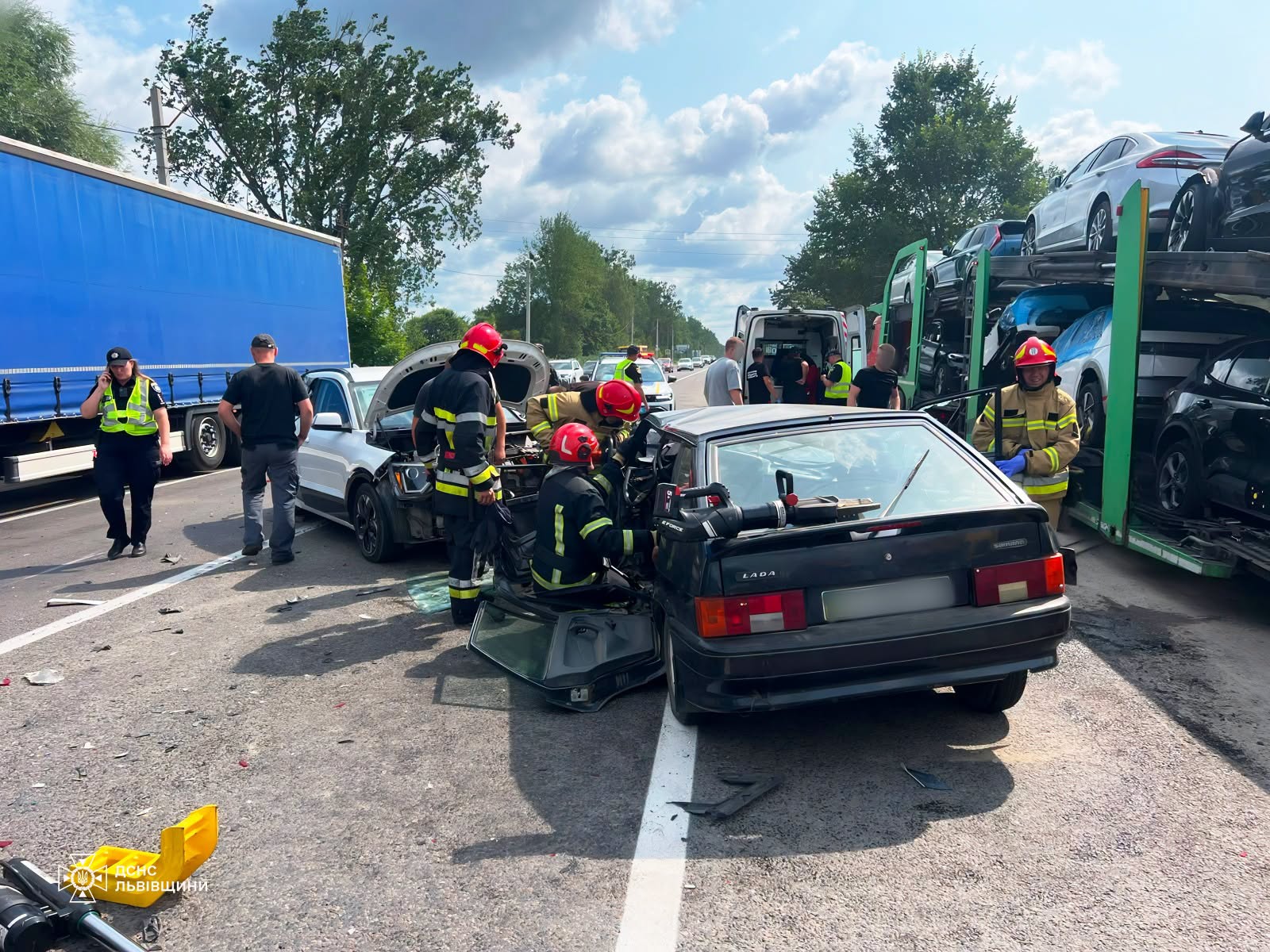 У Львівському районі зіткнулися три автомобілі: двох потерпілих деблокували рятувальники