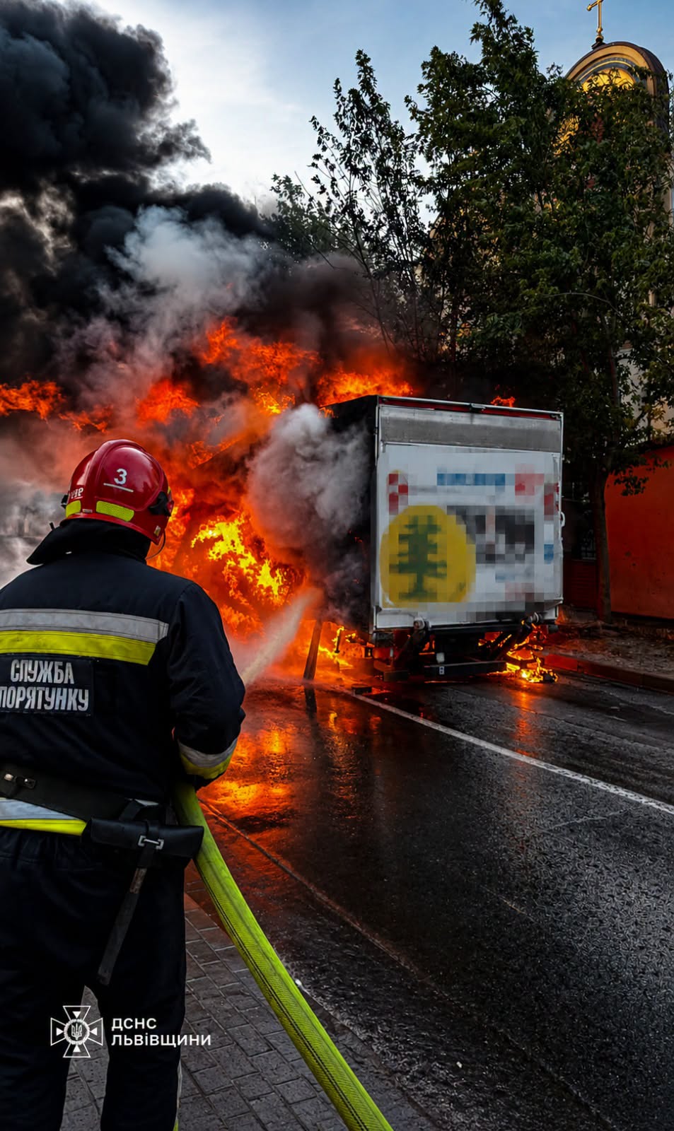 У Львові під час руху загорілася вантажівка