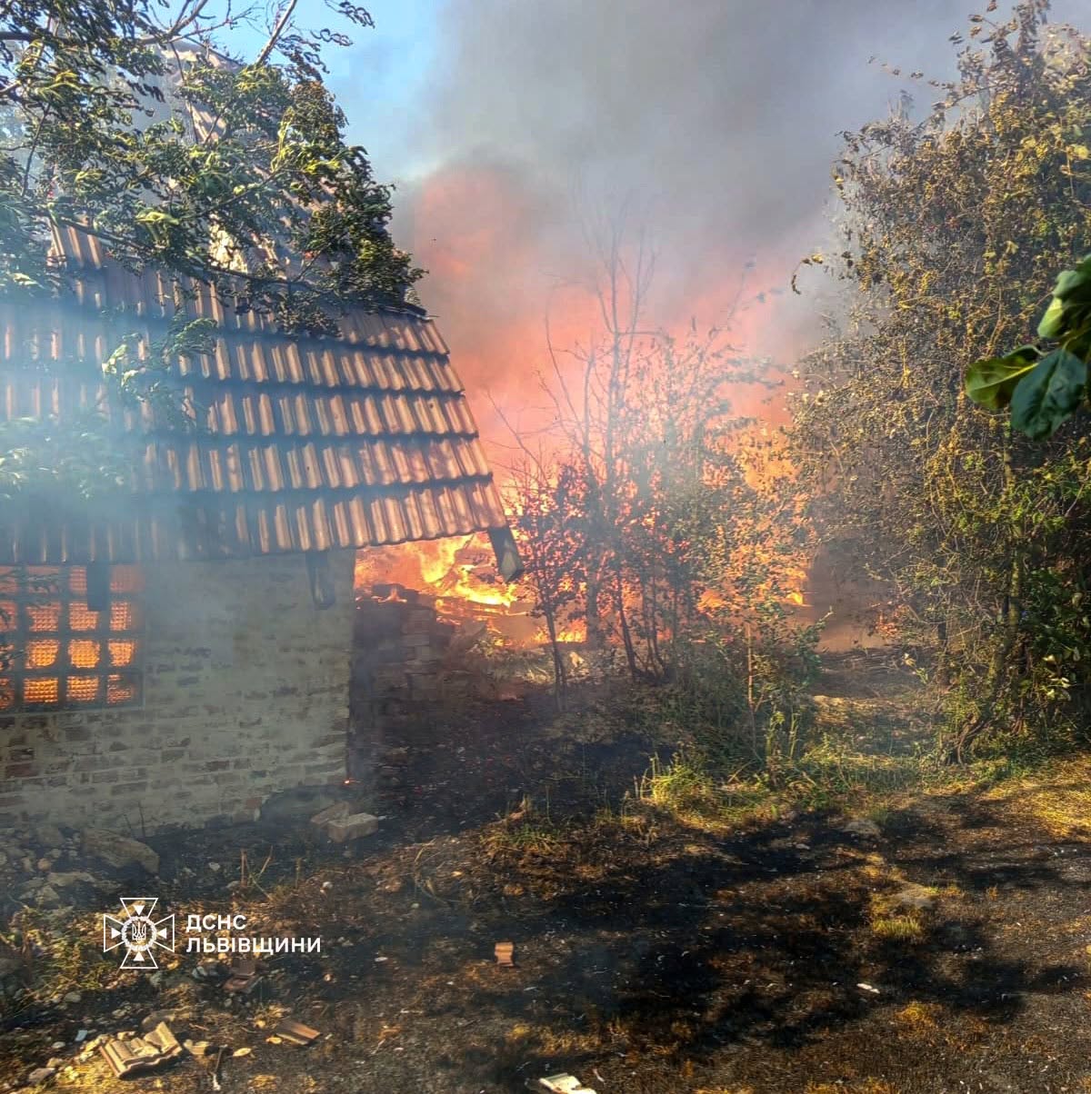 У Львівському районі сталася масштабна пожежа на приватному господарстві