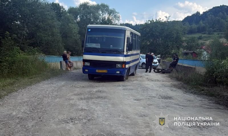 У Дрогобицькому районі автобус зіткнувся з мотоциклом: постраждав 21-річний водій