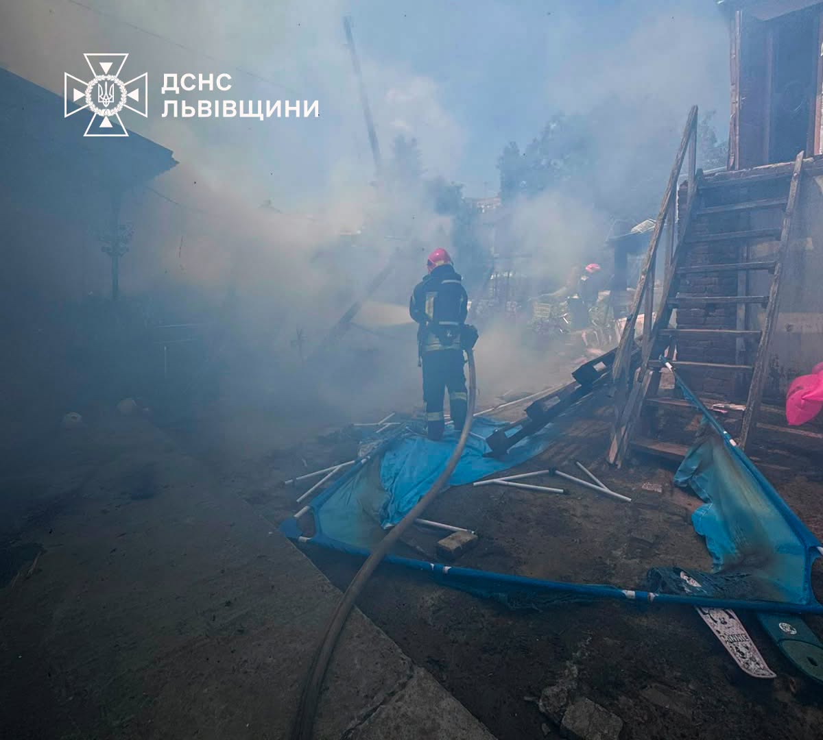 У Львові горіла господарська будівля: двоє людей потрапили до лікарні