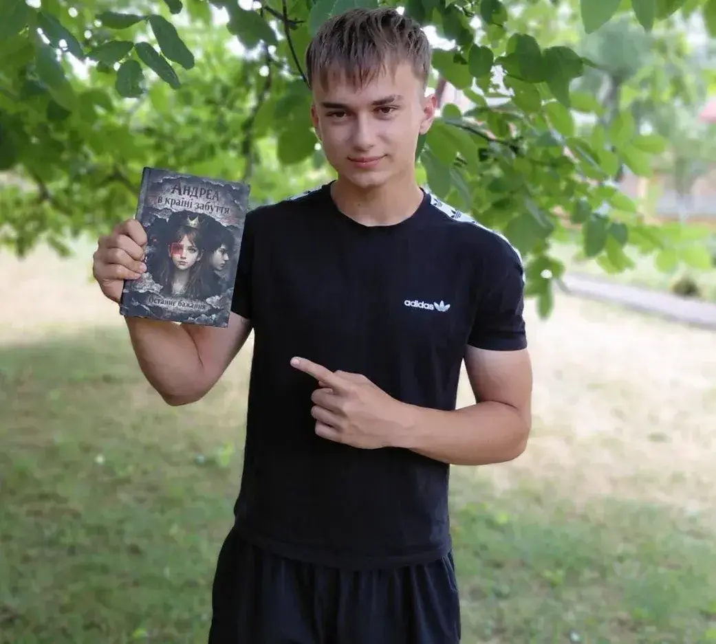 16-річний хлопець із Львівщини продав власну книгу й уже зібрав понад 250 тисяч для ЗСУ