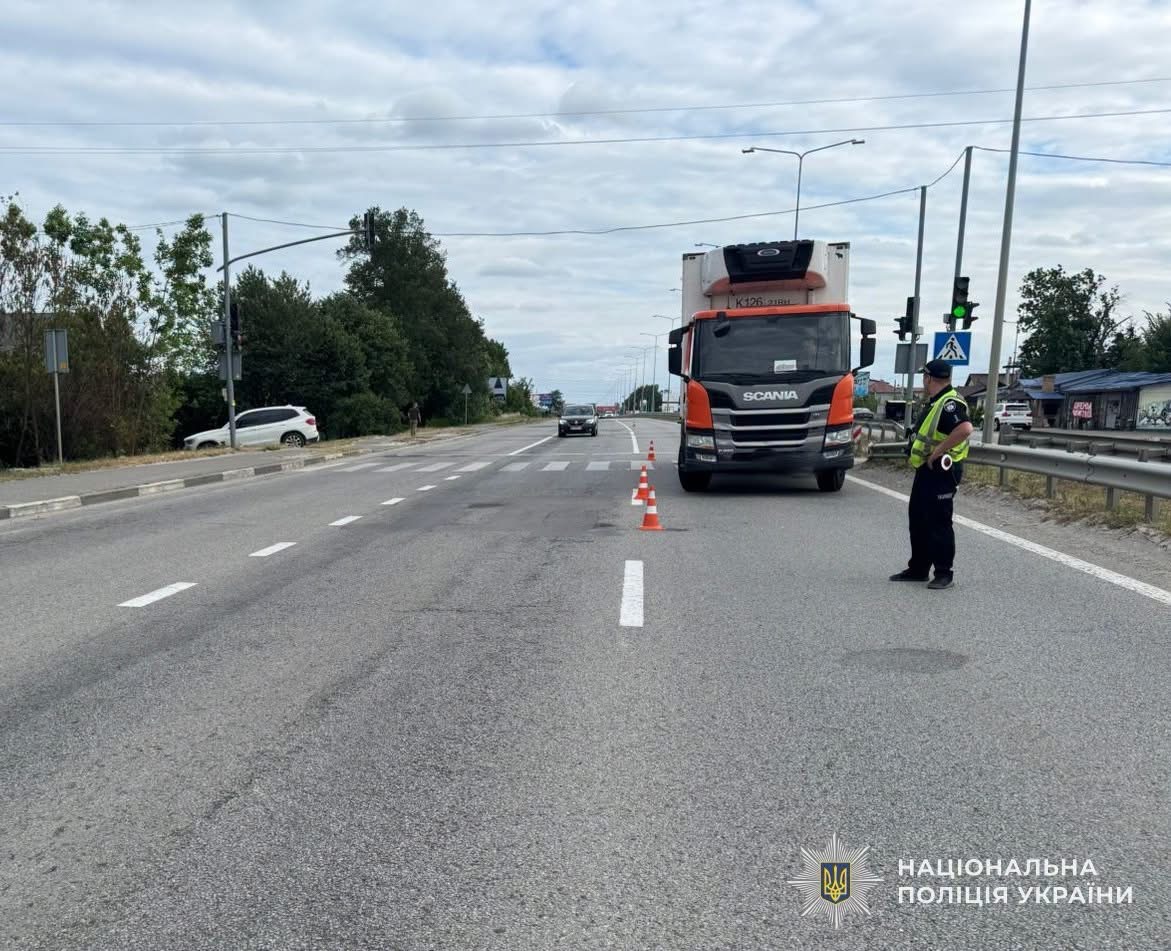 Неподалік Львова вантажівка збила 5-річну дівчинку