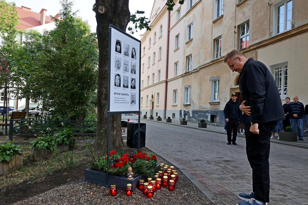 Три роки від дня ракетного обстрілу на Стрийській у Львові: на місці атаки пом’янули загиблих