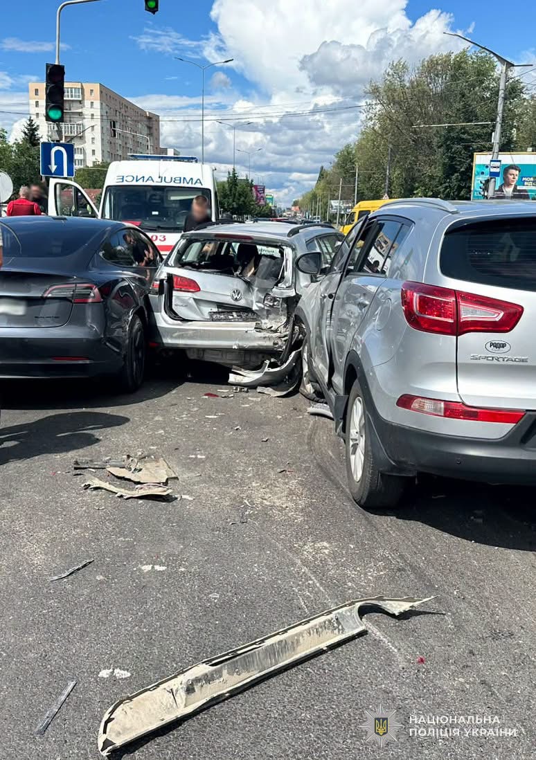 П’яний водій спричинив масштабну ДТП у Львові: двоє людей постраждали