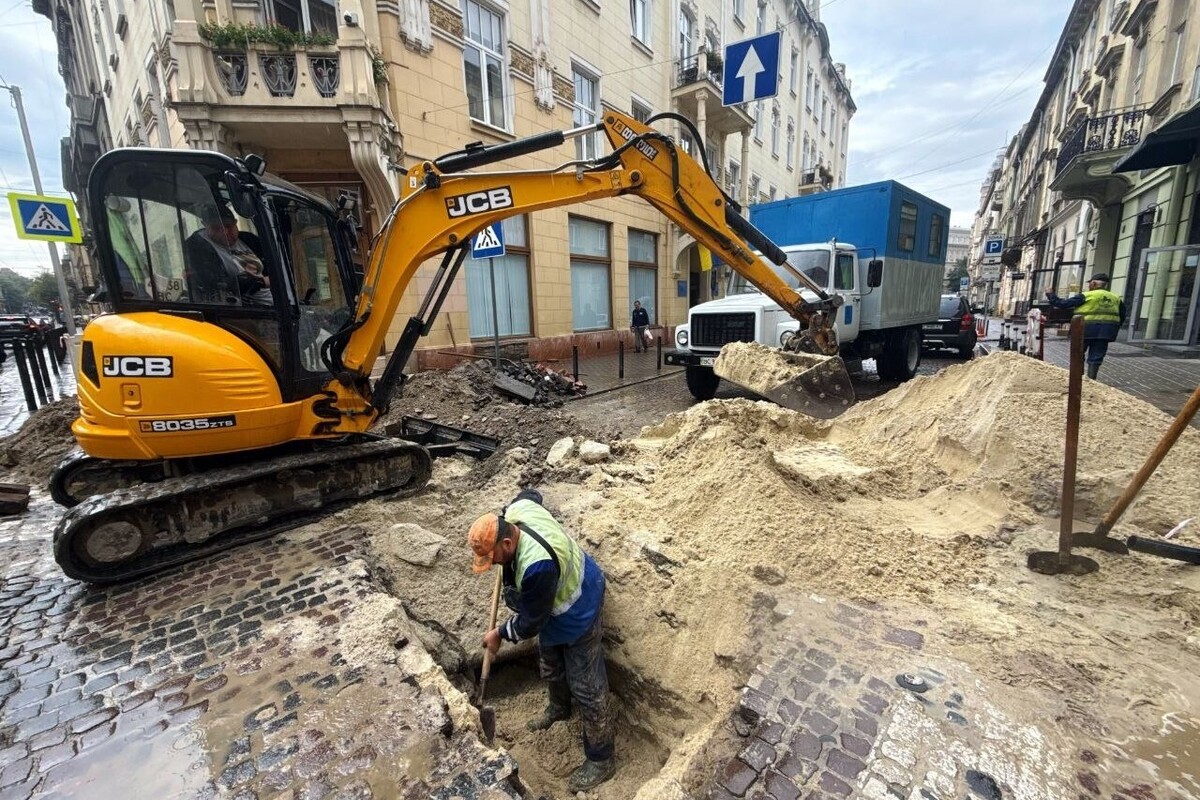 На вулиці Дорошенка у Львові ліквідували витік води: прилеглу вулицю відкрили для проїзду