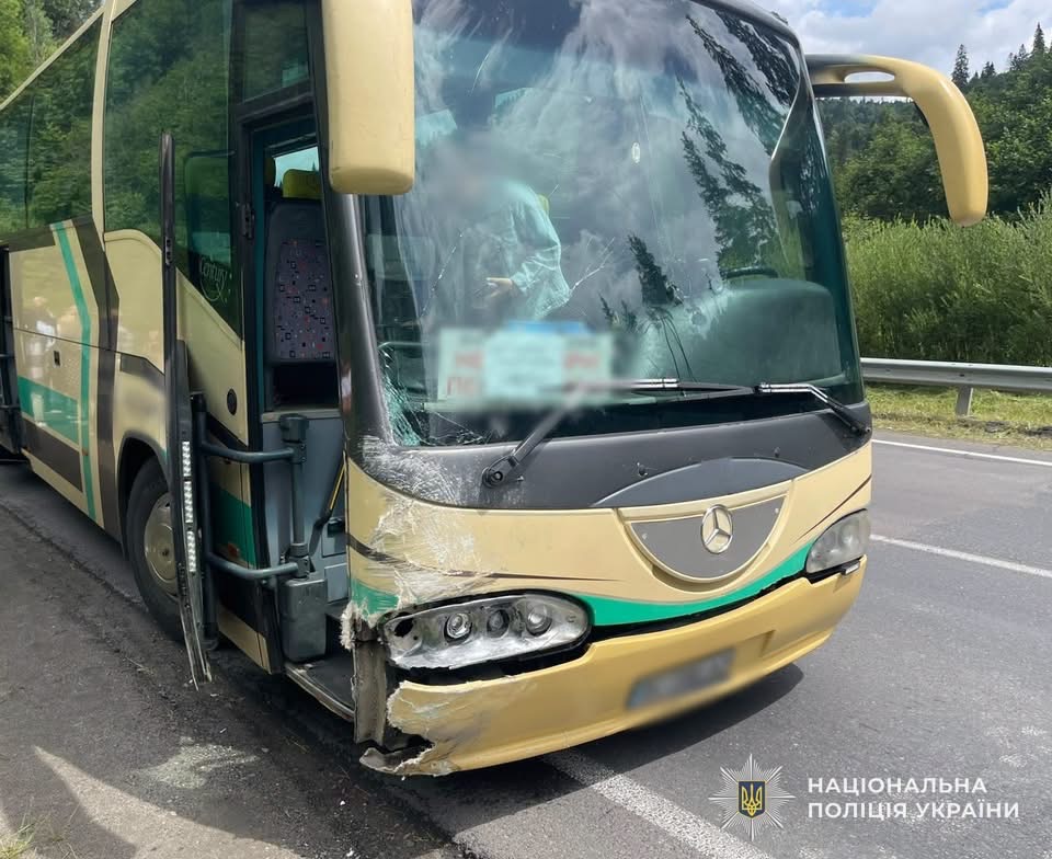 На Стрийщині зіткнулися легковик і автобус: загинув пасажир, ще двоє людей у лікарні