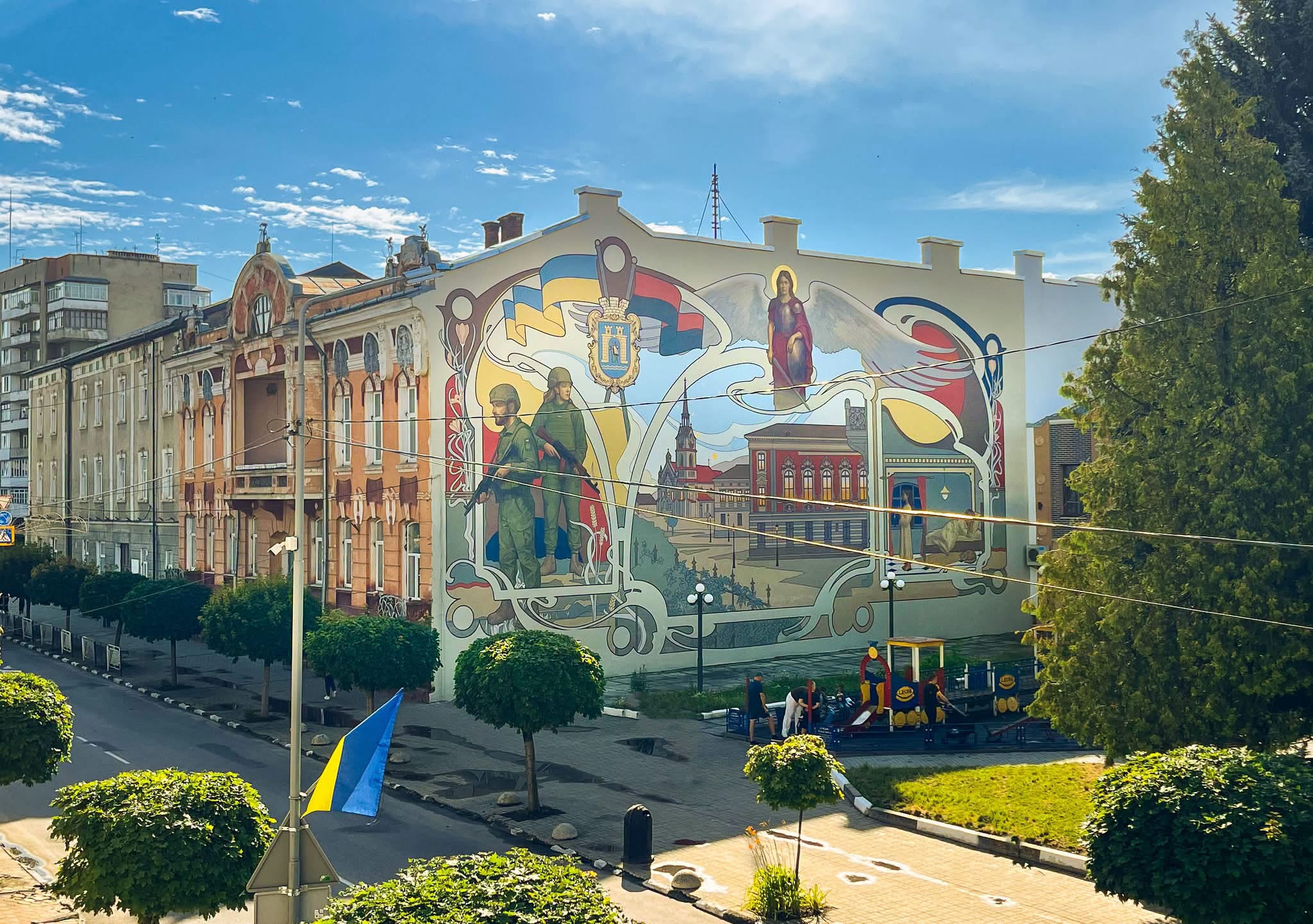 На будинку у центрі Стрия створили масштабний стінопис із Захисниками та Архангелом