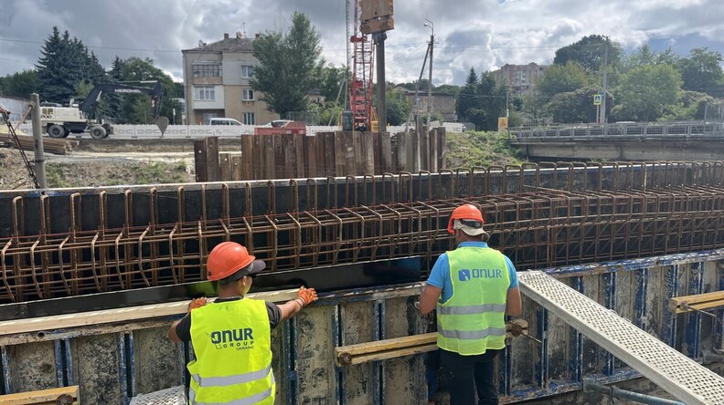 Будівництво шляхопроводу на Рясне: активні роботи тривають з обох сторін споруди