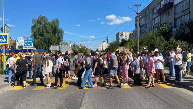 У Раві-Руській люди перекрили дорогу до кордону через сморід від спиртзаводу