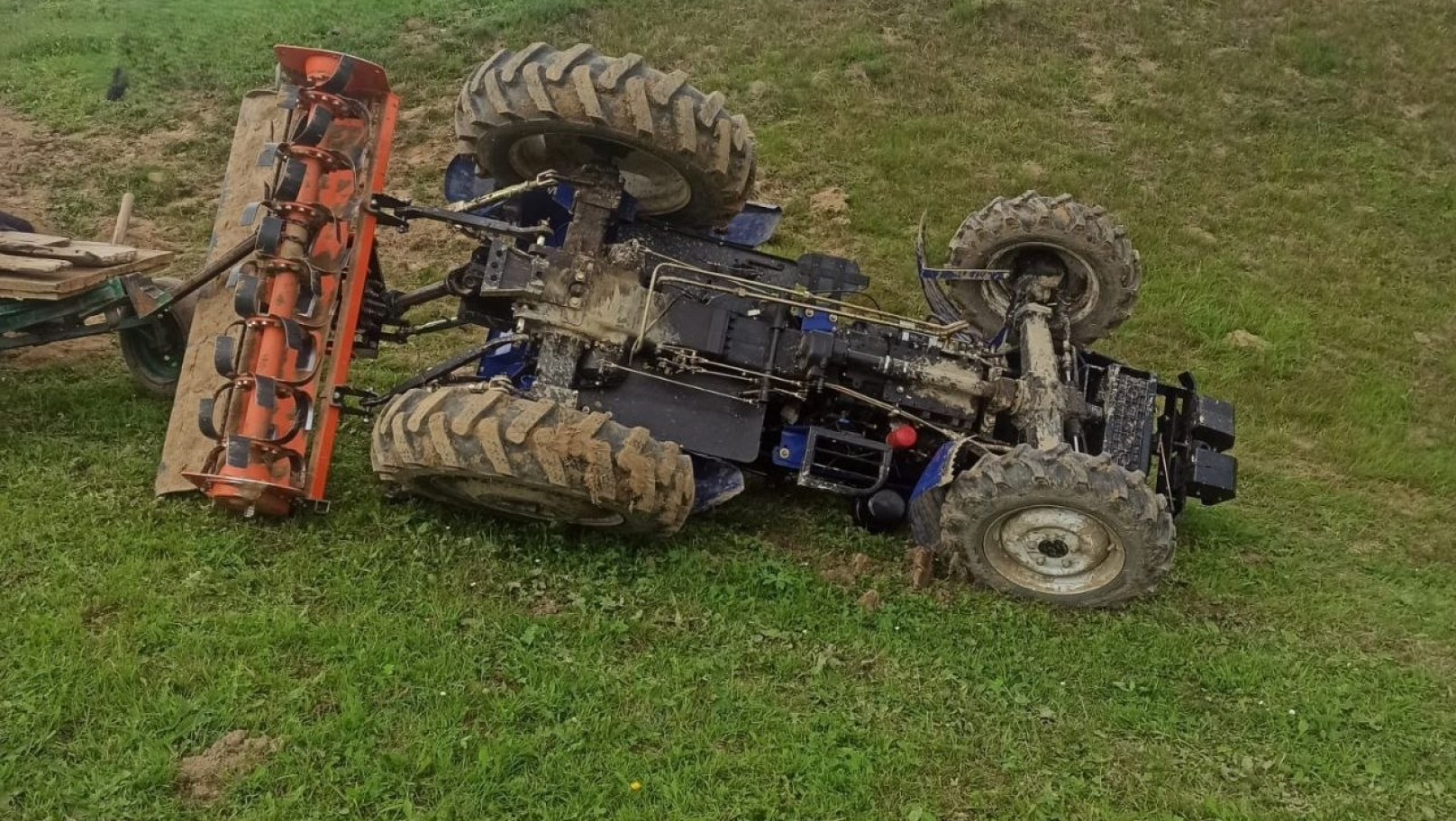 На Самбірщині водій трактора загинув унаслідок перекидання причепа