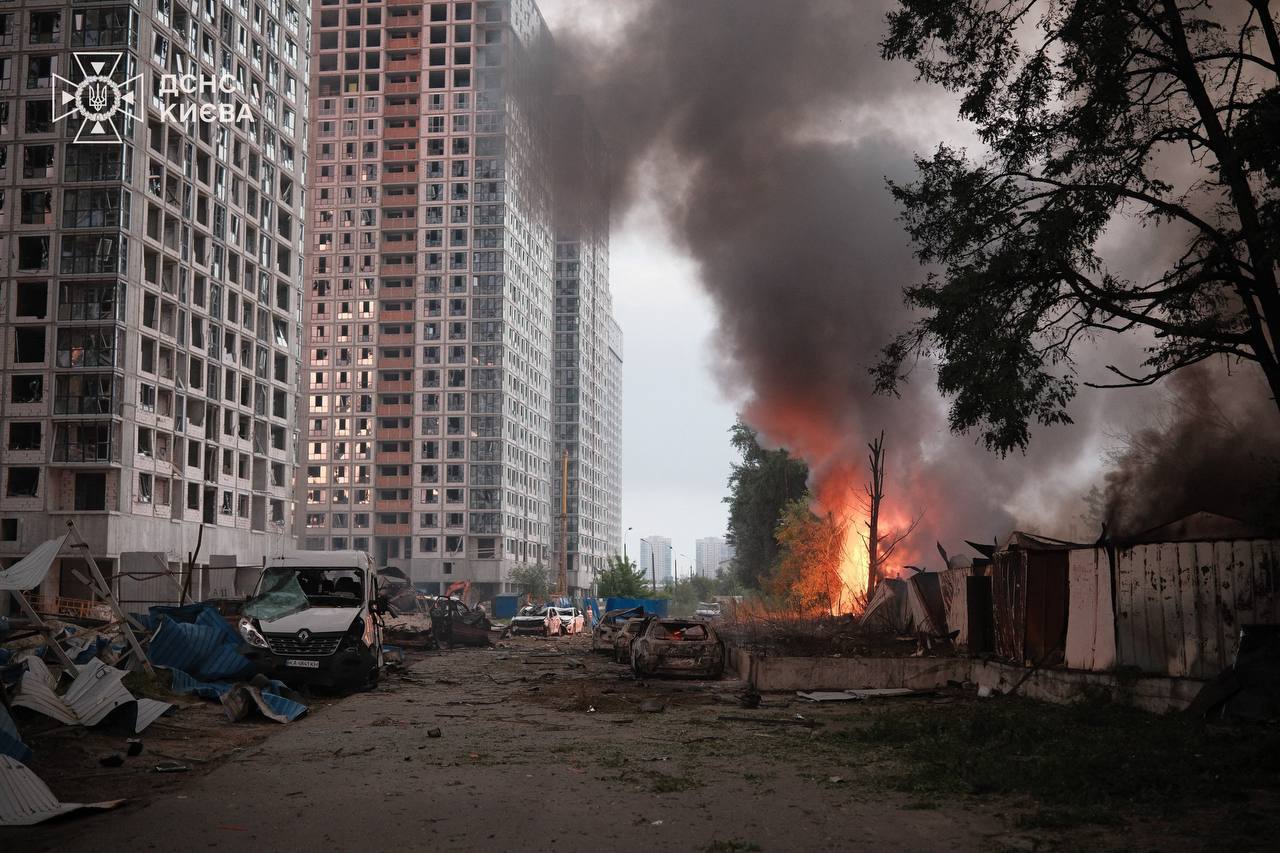 У Києві внаслідок нічної масованої атаки росіян є загиблі та десятки постраждалих