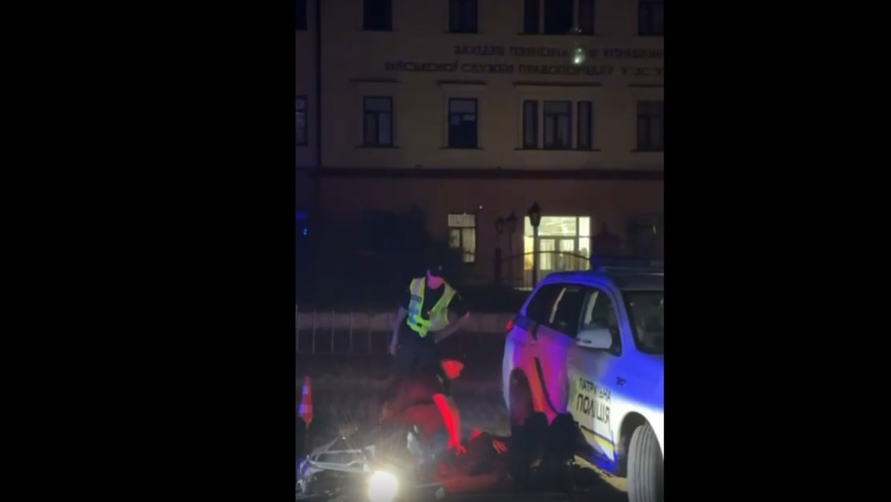 У Львові електроскутер зіткнувся зі службовим авто патрульних: є постраждалий