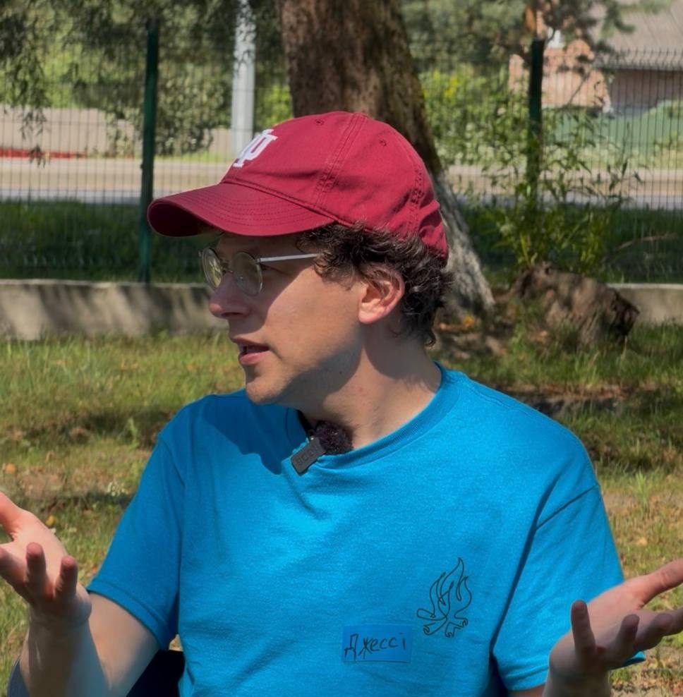 Зірка «Соціальної мережі» Джессі Айзенберг став волонтером дитячого табору на Львівщині