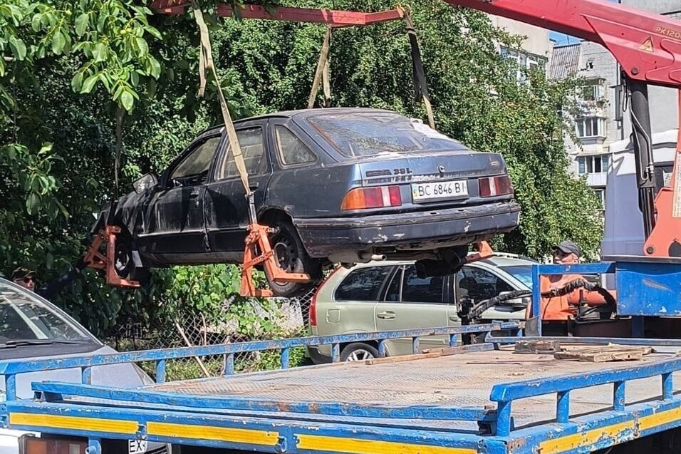 Із вулиць Львова прибрали вже 108 покинутих автомобілів
