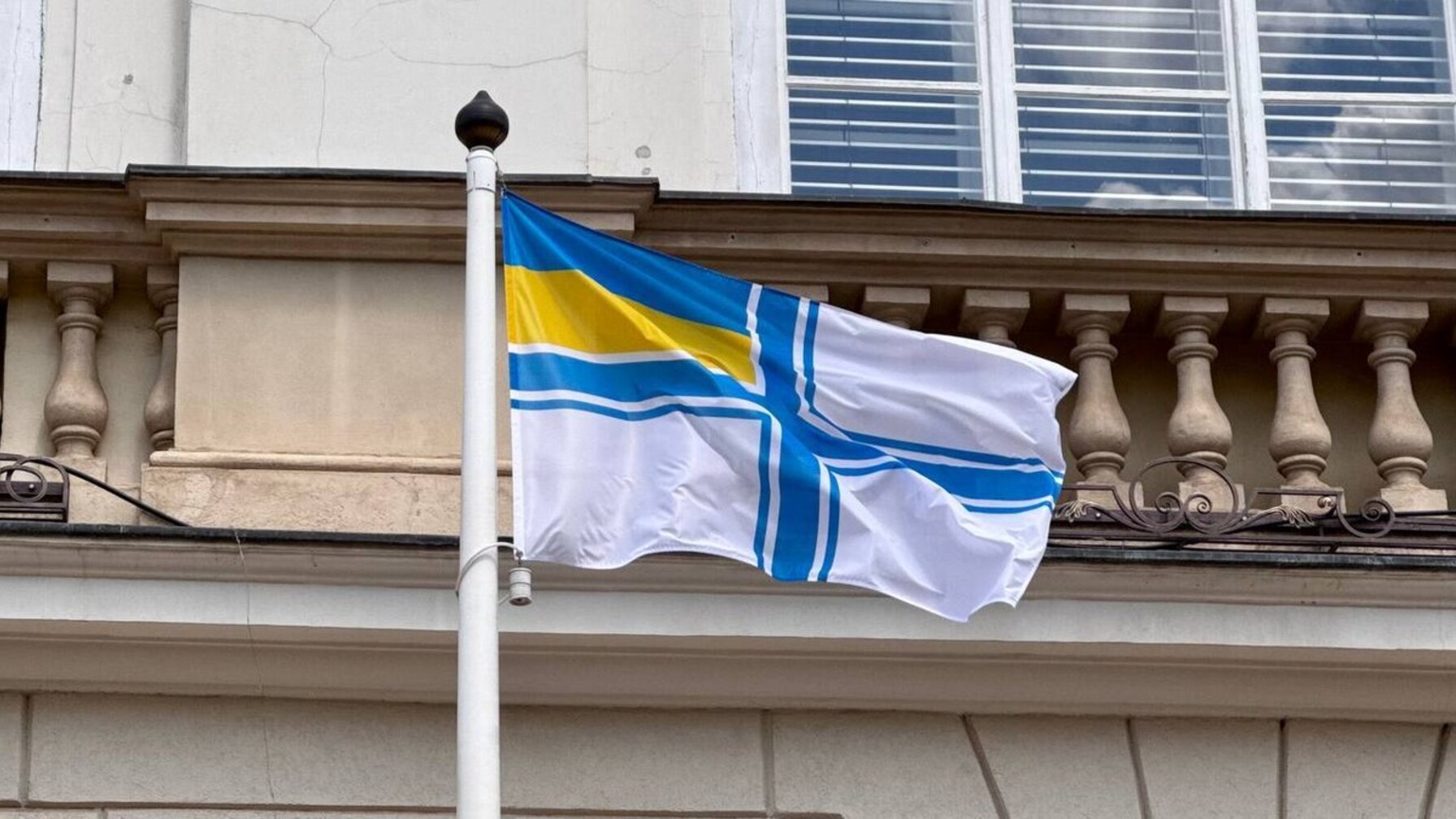 У центрі Львова підняли прапор Військово-Морських Сил України