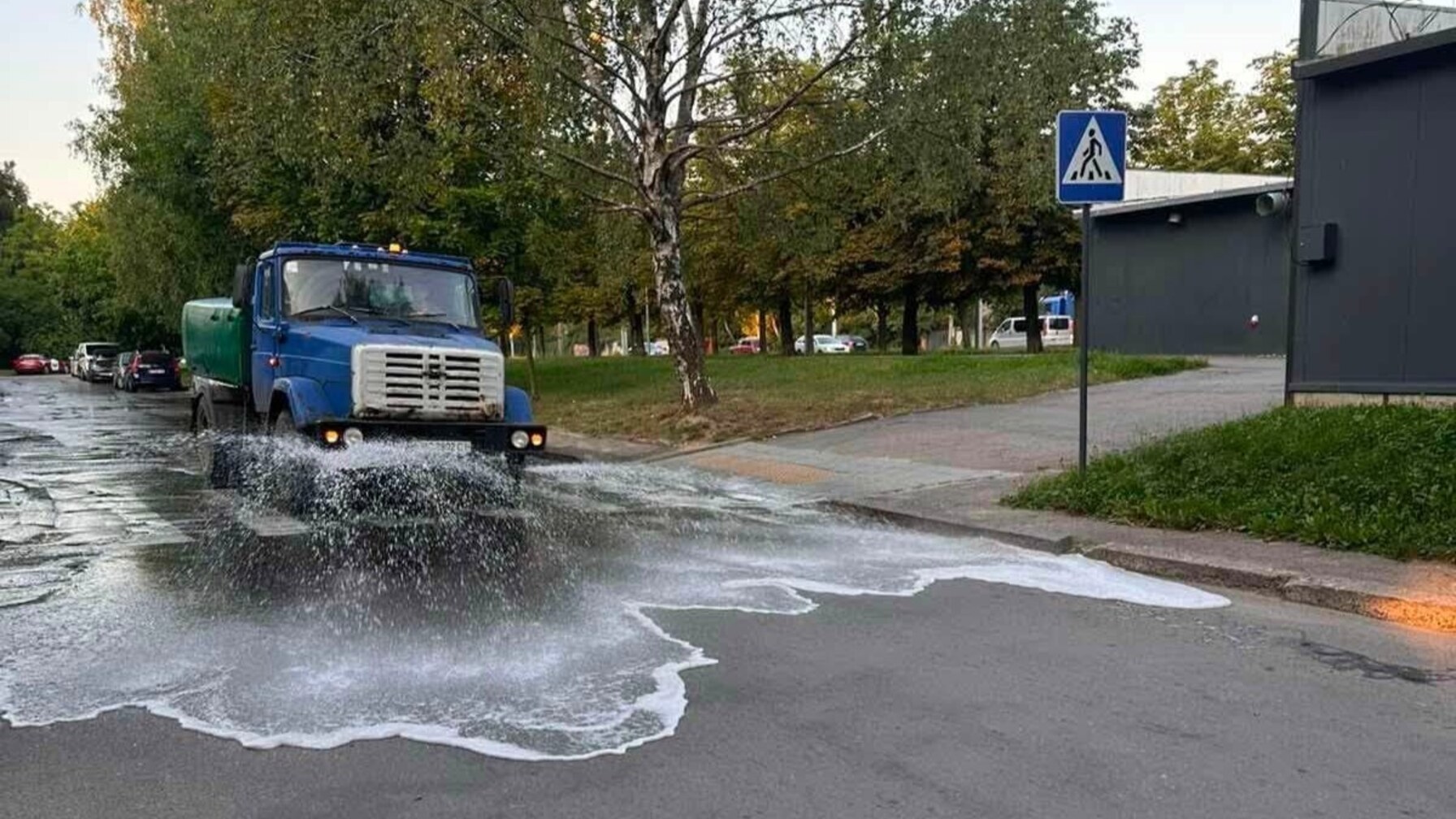 На вулицях Львова через спеку працюють поливальні машини