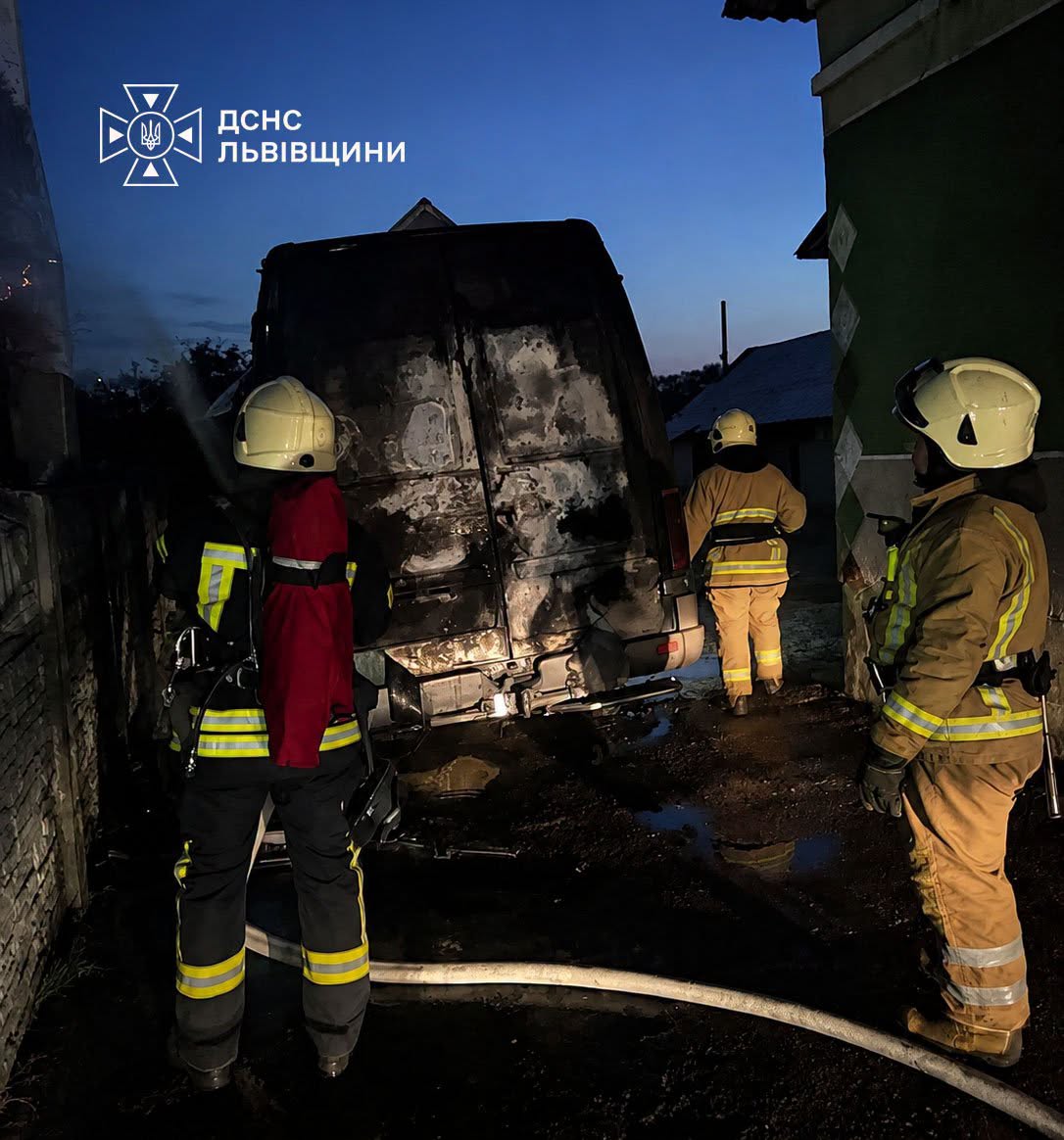 Уночі у Львівському районі горів автомобіль: існувала загроза поширення вогню на будинок