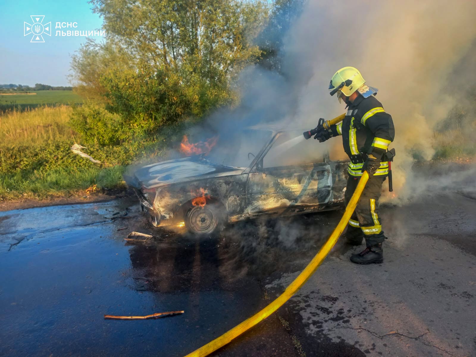 Водій відчув запах диму: на Львівщині під час руху загорівся легковик