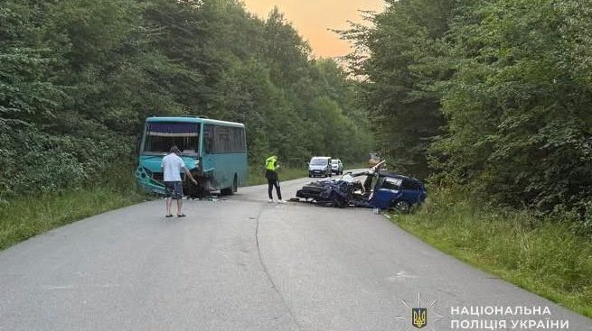 На Дрогобиччині легковик зіткнувся з автобусом: постраждали 11 людей