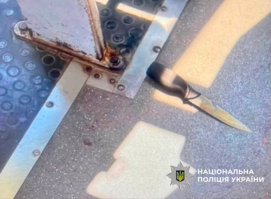У Львові жінка з ножем напала на пасажира маршрутки: її затримала поліція