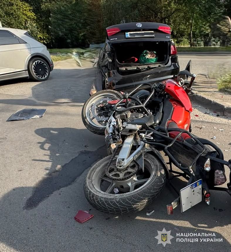 На вулиці Науковій сталася ДТП за участю мотоцикла: є потерпілий